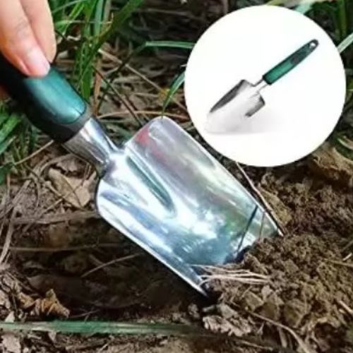 outils-de-jardinage-pelle-trous